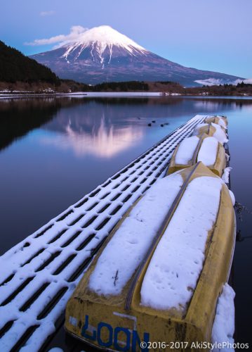 冠雪した田貫湖と富士山