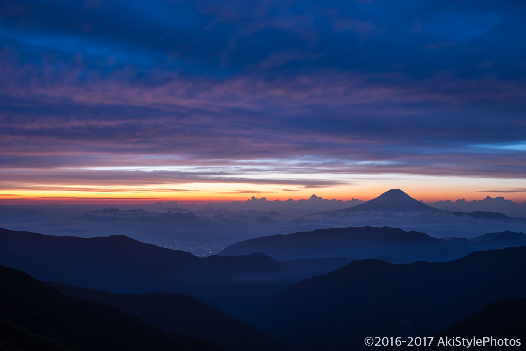 北岳山荘から見た夜明けと富士山