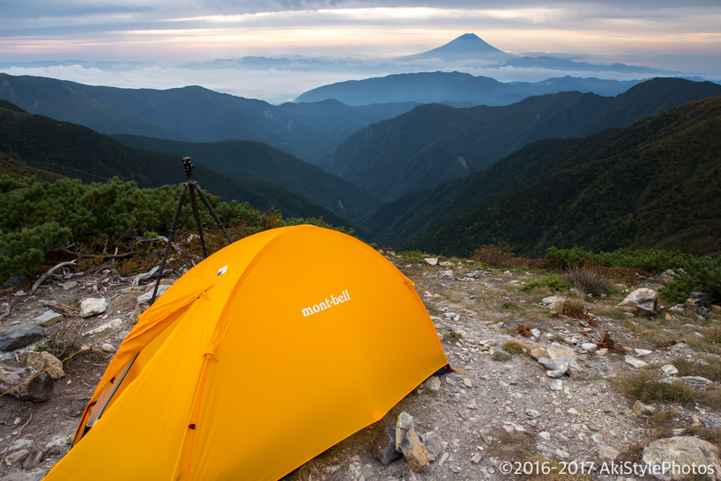 北岳山荘でテントと富士山