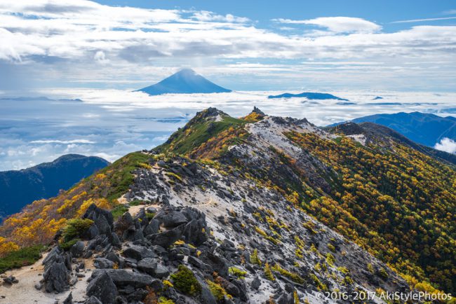 観音岳から見る薬師岳と富士山