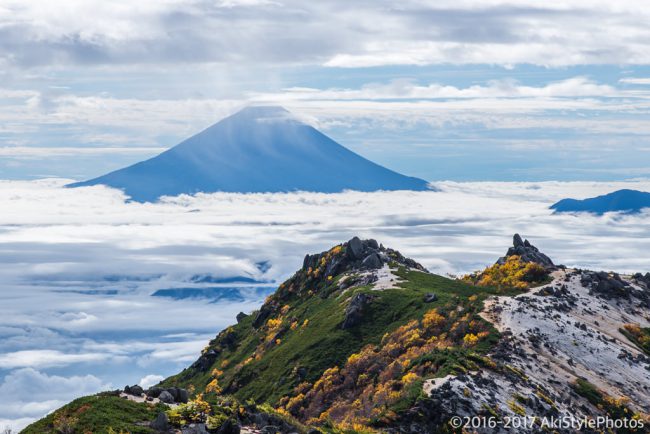 観音岳から見る薬師岳と富士山と紅葉