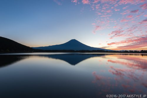 田貫湖からの朝焼けと富士山のリフレクション