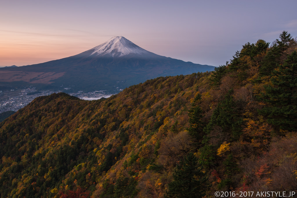 三ツ峠山から初冠雪した富士山と紅葉