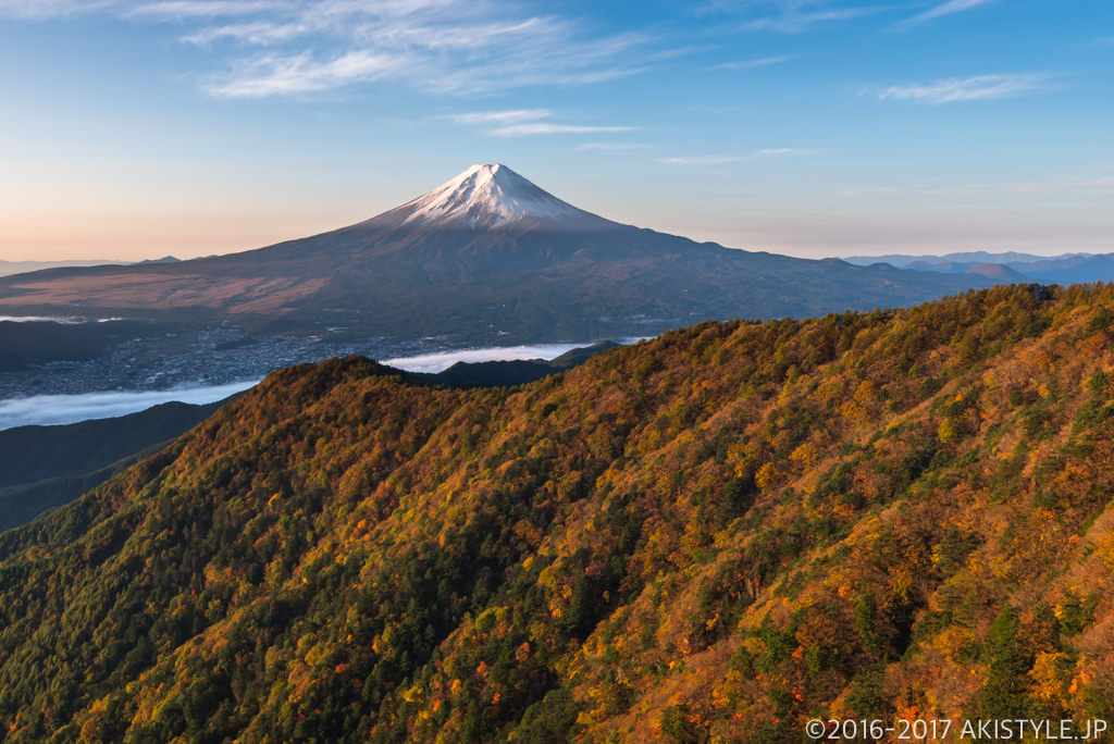 三ツ峠山から初冠雪の富士山と紅葉