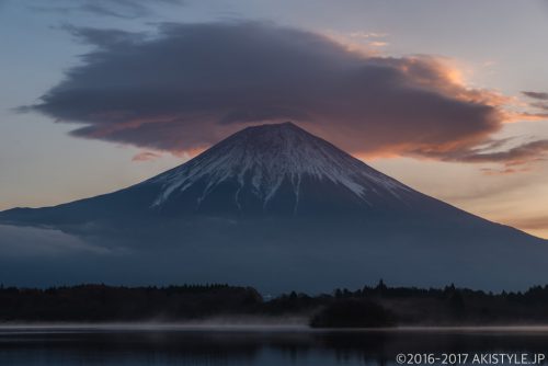 田貫湖で朝焼けの笠雲と富士山
