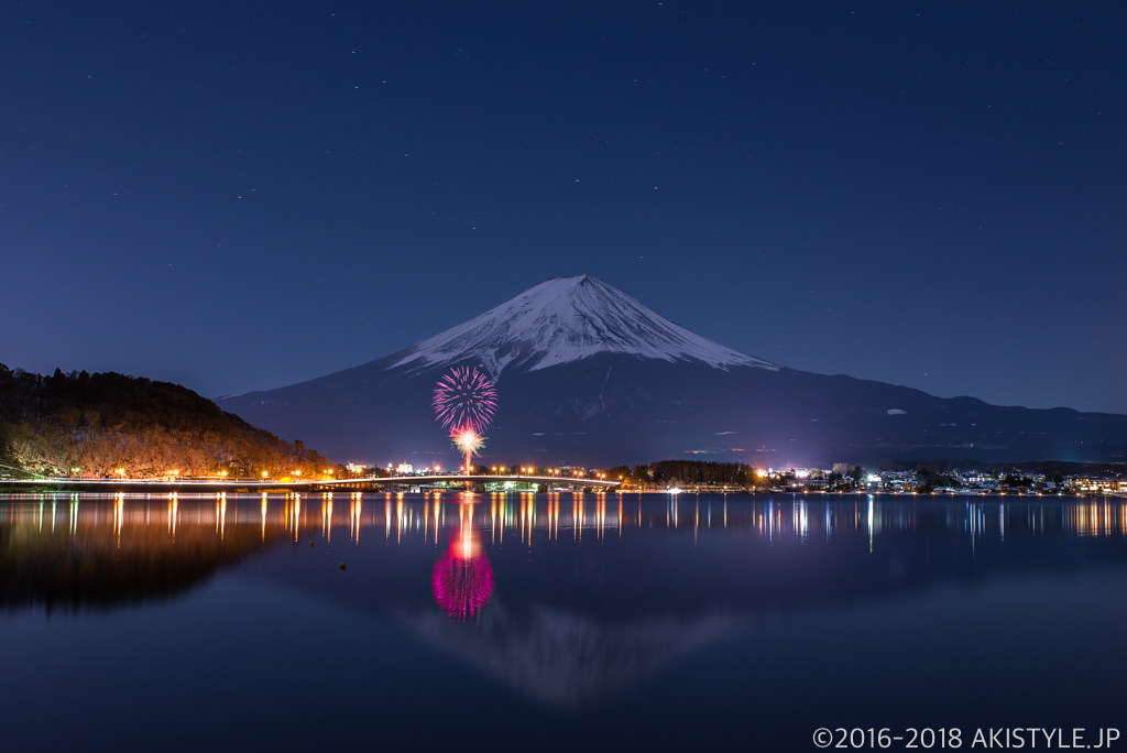 河口湖の花火と富士山