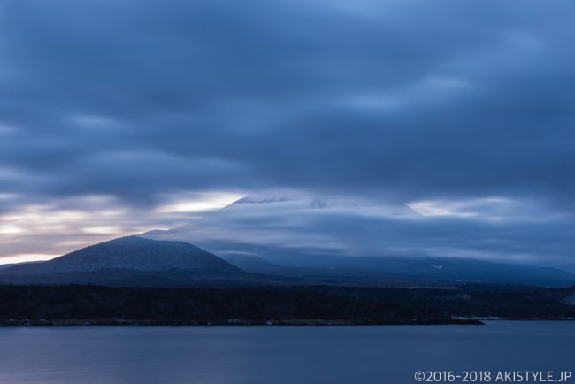 本栖湖の夜明けと富士山