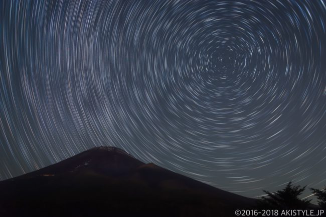 富士山と星の軌跡