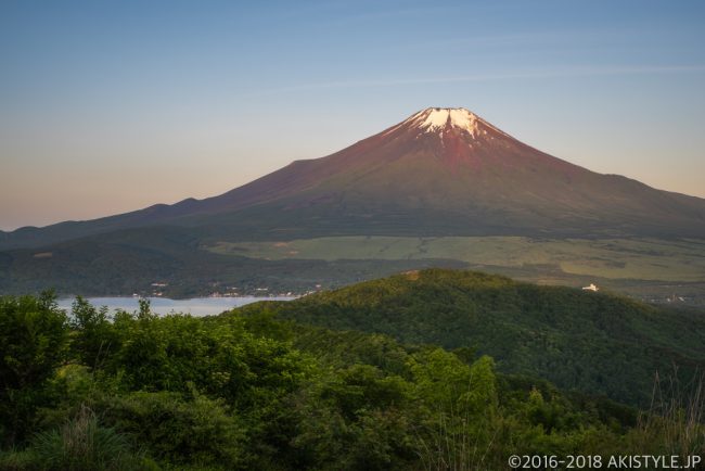 石割山から見た朝陽差し込む富士山