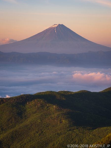 国師ヶ岳からの雲海と富士山