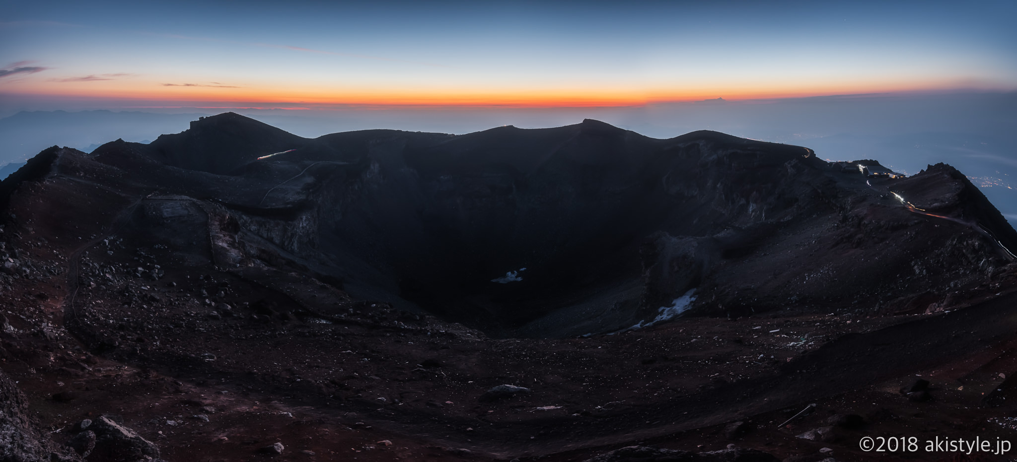 日の出前の富士山の火口