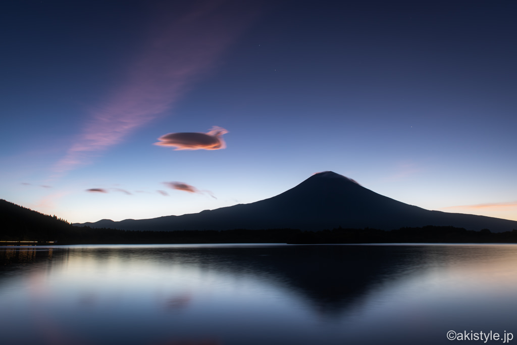 田貫湖で朝焼けに染まる逆さ富士と吊るし雲