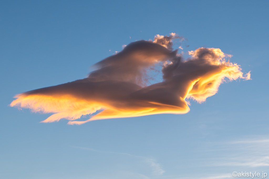 女神の形をした吊るし雲