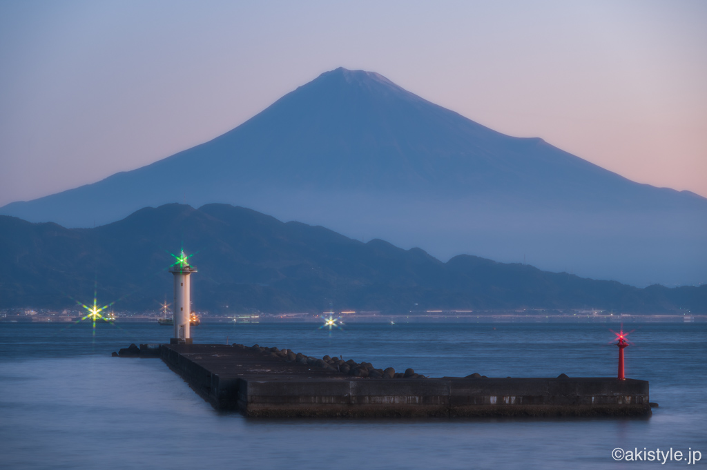 富士山と灯台の夜景