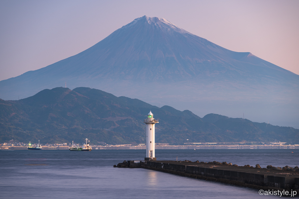 富士山と灯台の夜景