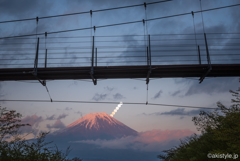 麓の吊り橋とパール富士