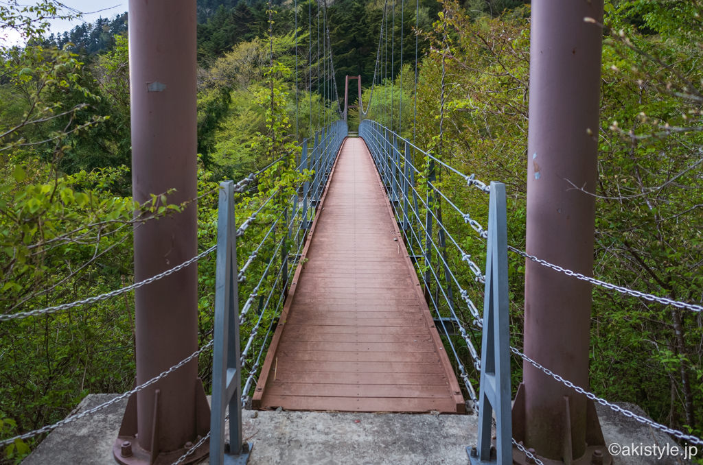 麓の吊り橋