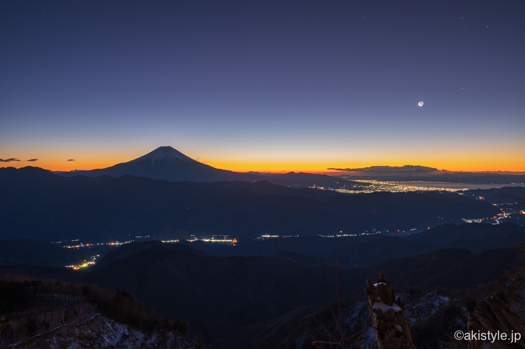 七面山から見た富士山と月の出