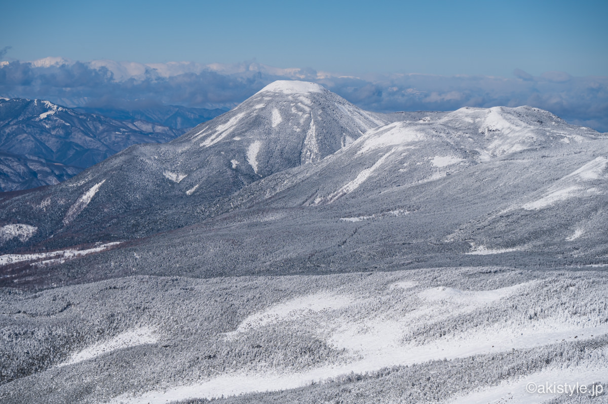 厳冬期の天狗岳から見る蓼科山