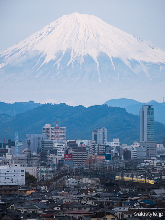 静岡駅通過のドクターイエローと富士山