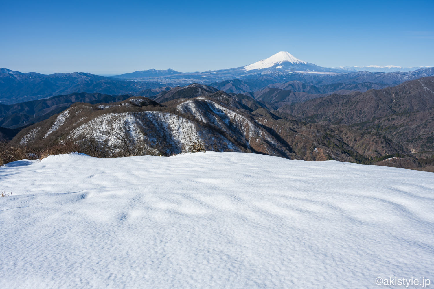 積雪の塔ノ岳から見る富士山
