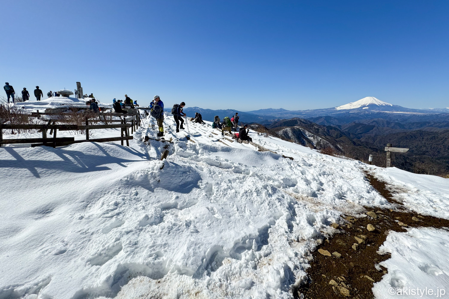 残雪の塔ノ岳山頂