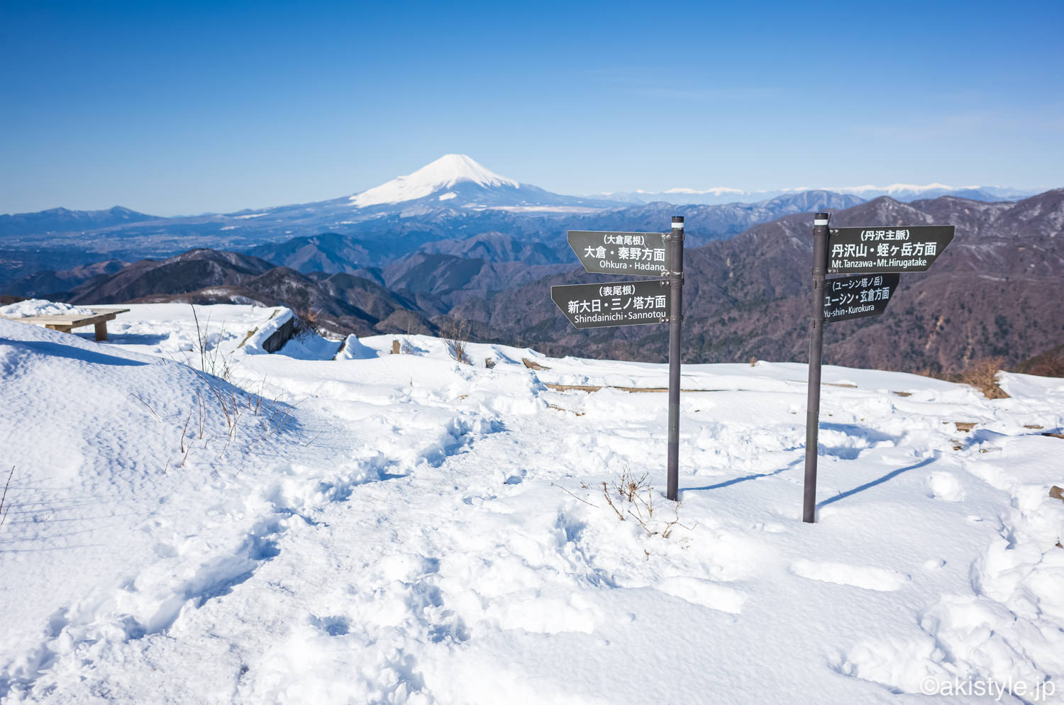 残雪の塔ノ岳山頂から見た富士山