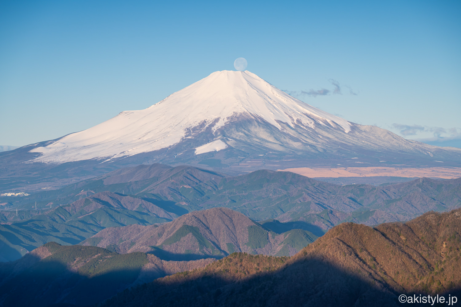 丹沢山域から日の出後のパール富士