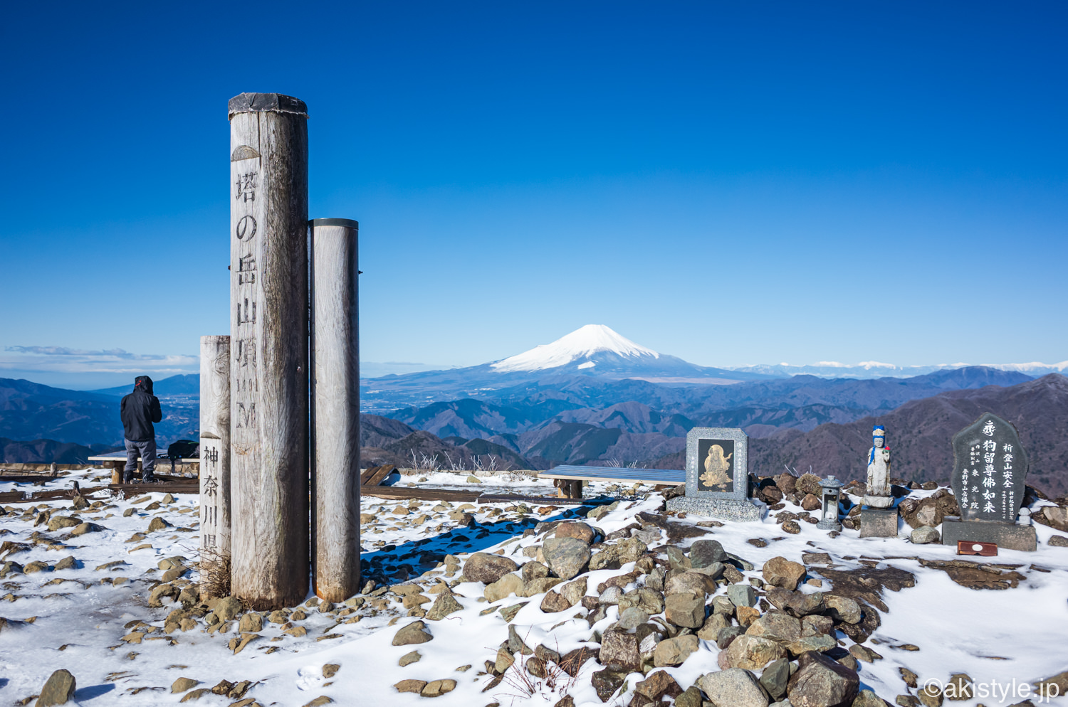降雪した塔ノ岳と富士山